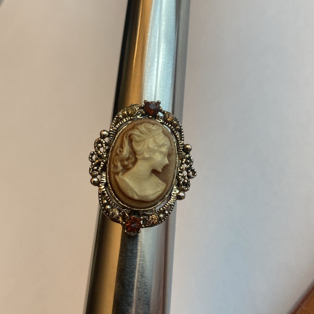 Cream Cameo Portrait Ring with Silver-Tone Filigree
